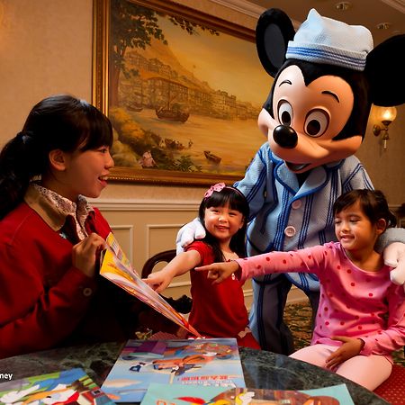 Hong Kong Disneyland Hotel Tsuen Wan  Zewnętrze zdjęcie A cast member of Hong Kong Disneyland Resort