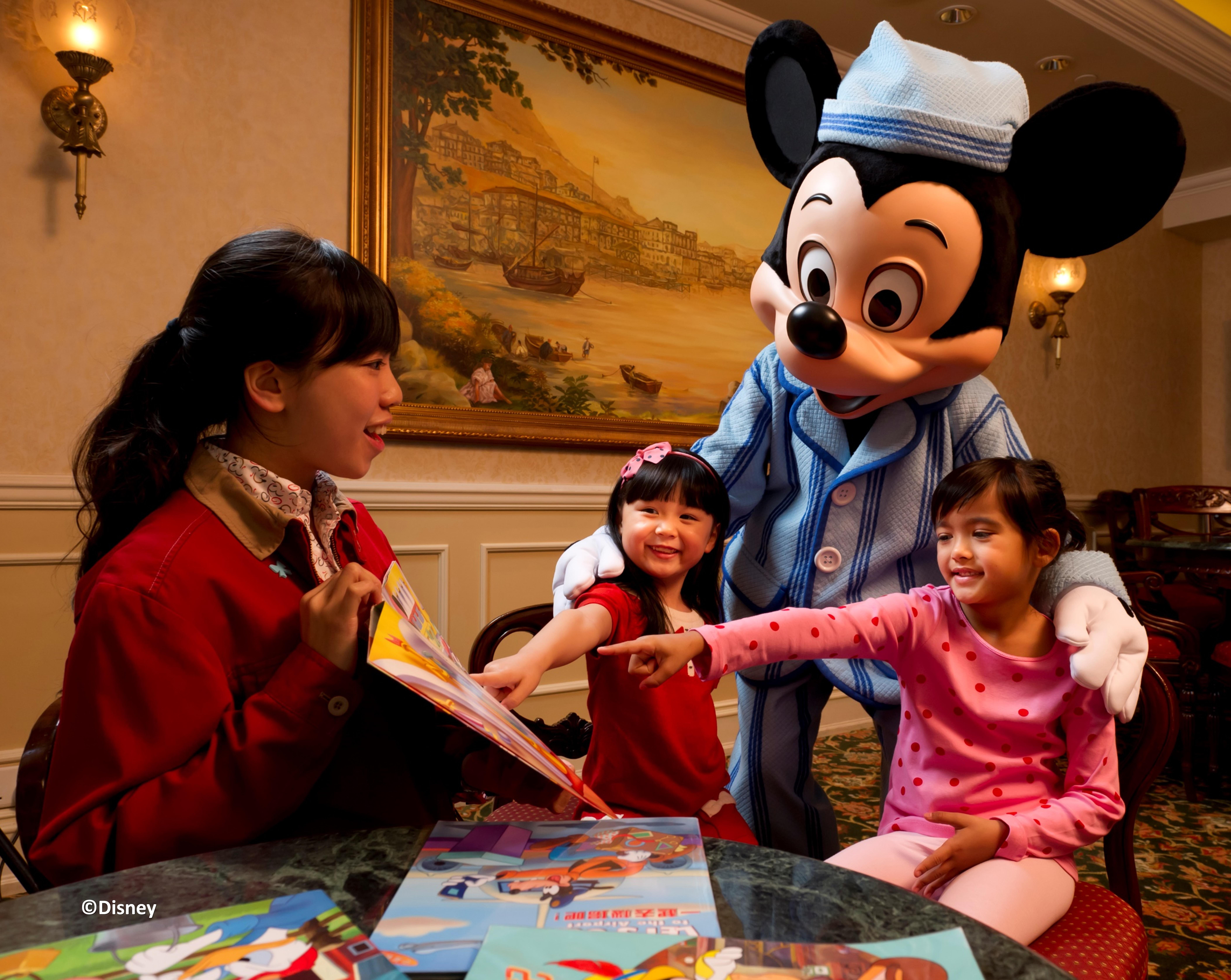 Hong Kong Disneyland Hotel Tsuen Wan  Zewnętrze zdjęcie A cast member of Hong Kong Disneyland Resort