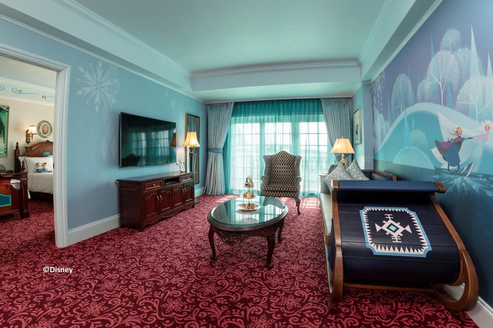 Hong Kong Disneyland Hotel Tsuen Wan  Pokój zdjęcie Living room of a two-bedroom villa