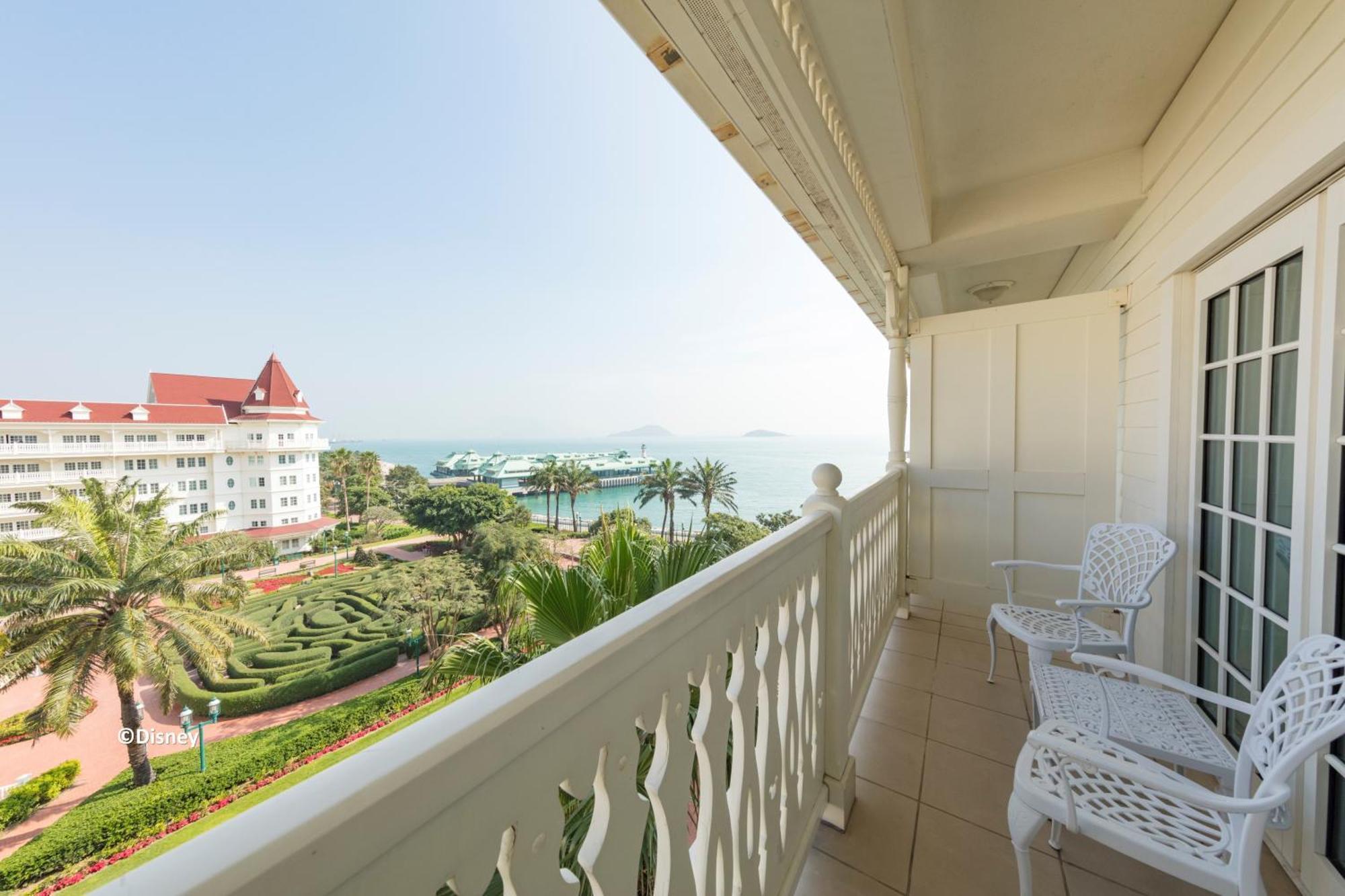 Hong Kong Disneyland Hotel Tsuen Wan  Pokój zdjęcie Balcony of a hotel room